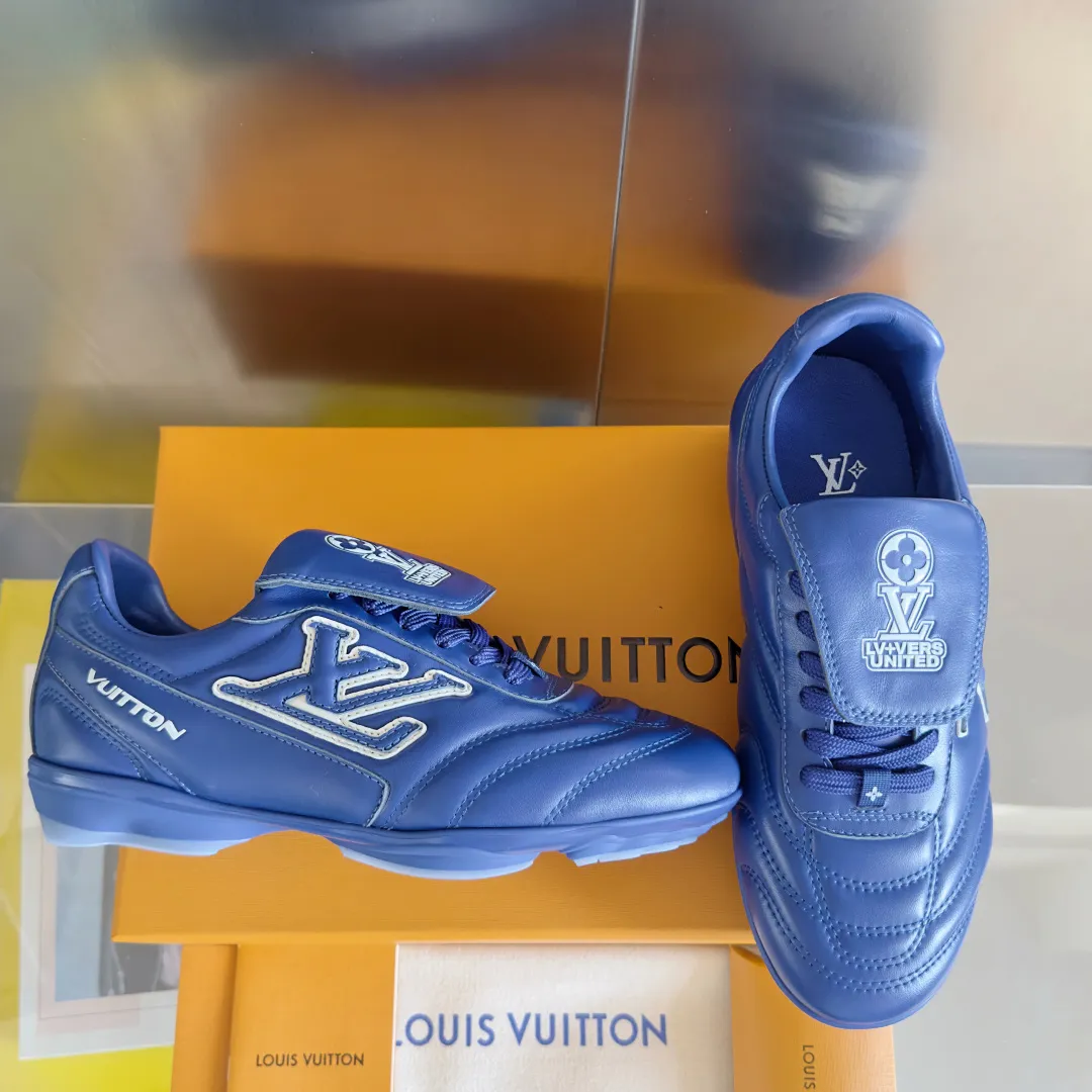 Top version: Couple model 640💰 LV Louis Vuitton L house Donkey brand latest Footprint series Couple model football sneakers casual running shoes original purchase development and production This Footprint Soccer sneaker was unveiled in the 2025 spring and summer series fashion show. It is the first sneaker designed by Pharrell Williams inspired by football shoes. The shoes are inspired by football, a sport that spans generations and cultures, echoing the 2025 spring and summer series fashion show's theme of unity and universal participation. The shoe is famous for its sleek design, with the dynamic IV Initials logo embellished on the side, the tongue embellished with the Lvers United badge inspired by the football team, and the foot pattern rubber sole decorated with multiple Louis Vuitton logos. Exquisitely packaged at the delivery counter🛍📦 ▪️Material: Original imported first-layer cowhide ▪️Lining: Original custom-made soft sheepskin lining ▪️Sole: Original open-molded two-color TPU combination sole ▪️Sole thickness: 3.5CM ▪️Size: Women’s 35-41 / Men’s 39-45